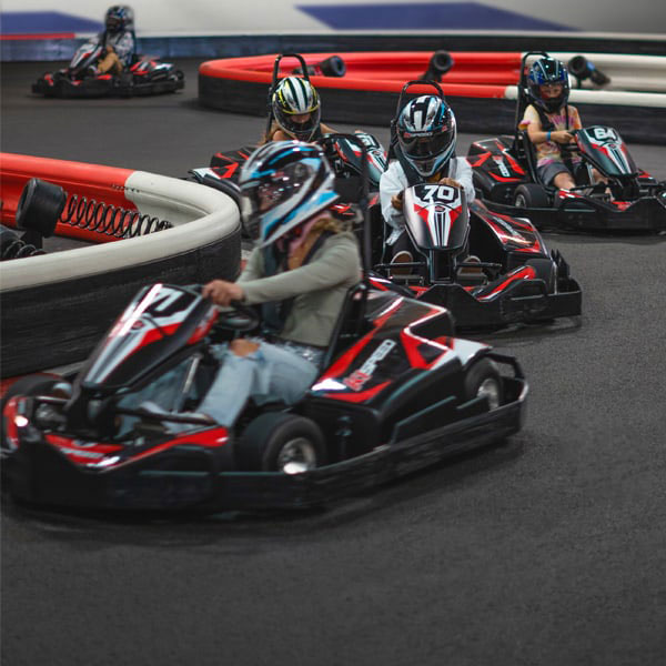 les enfants font la course sur une piste de karting