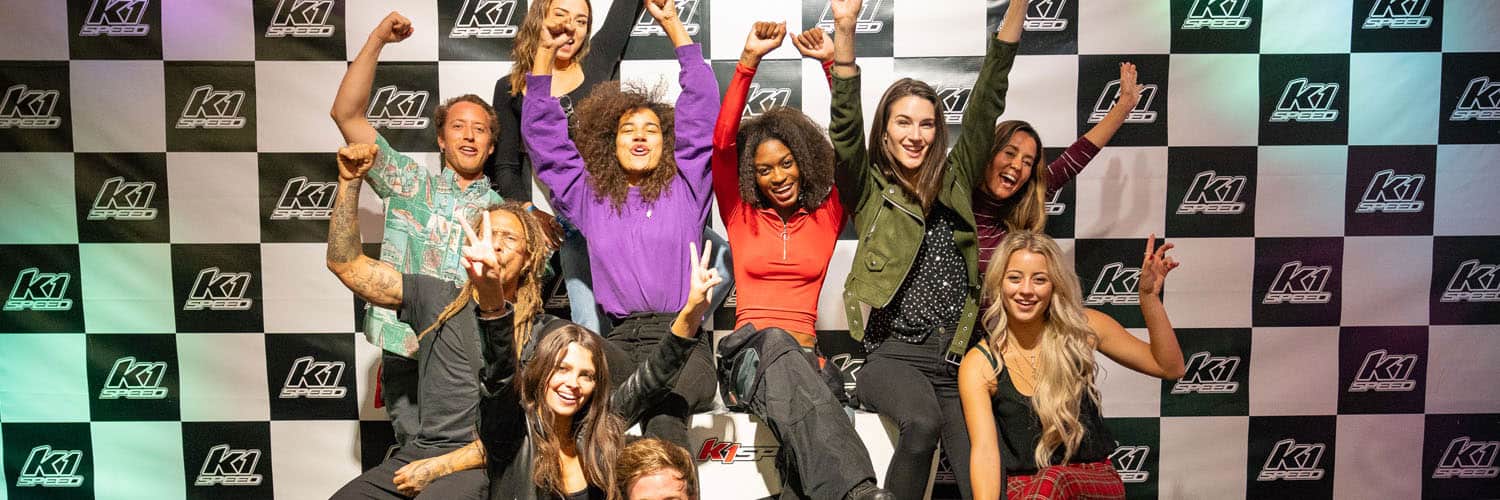adultes célébrant une fête sur un podium à K1 Speed