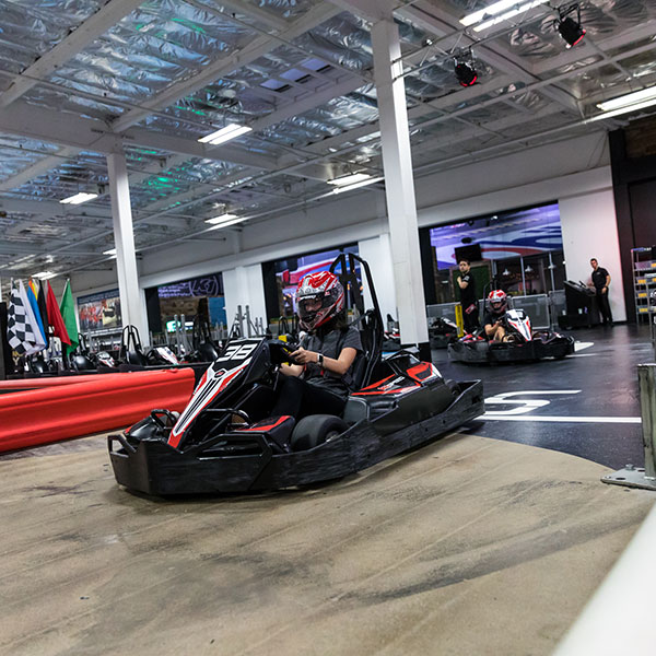 un adolescent court un kart