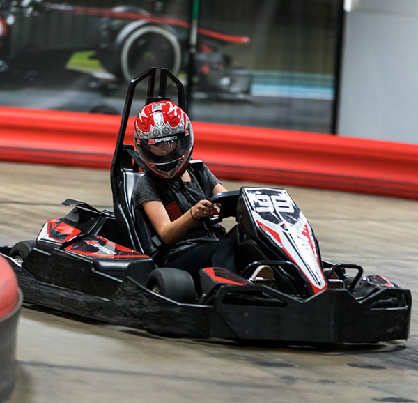 un adolescent court un kart
