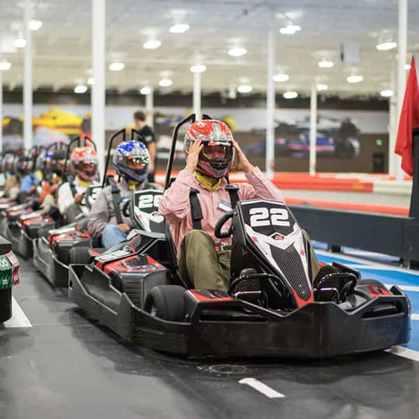 homme d'affaires est assis dans un kart
