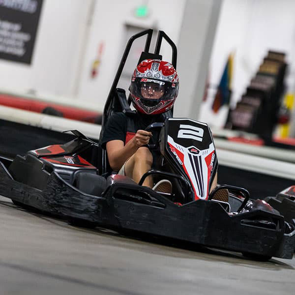 un adolescent court un kart