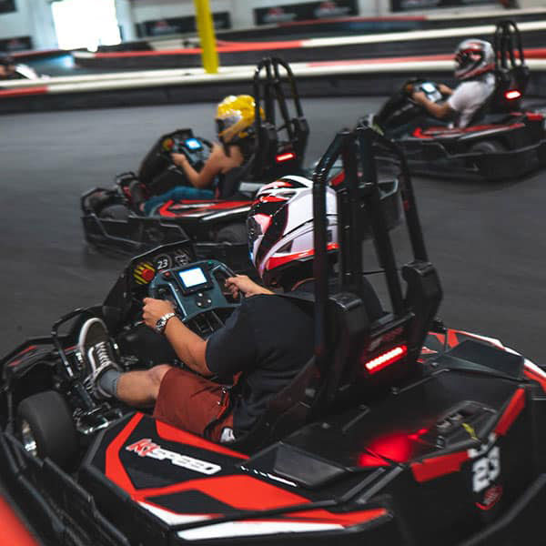 trois karts de course adultes