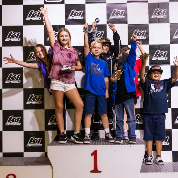 enfants célébrant sur un podium